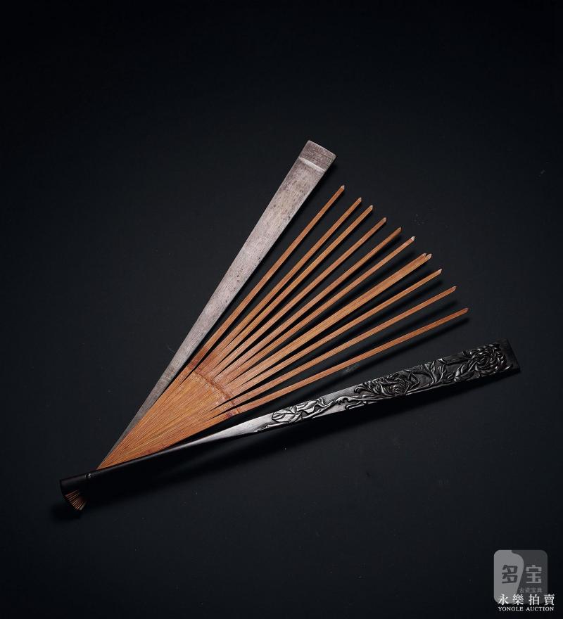 清中期 紫檀刻菊纹扇骨 - 图2